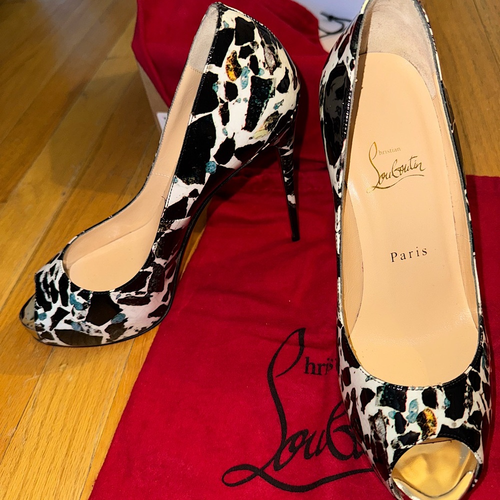 AUTHENTIC Christian Louboutin New Very Privé patent black white and gold heels